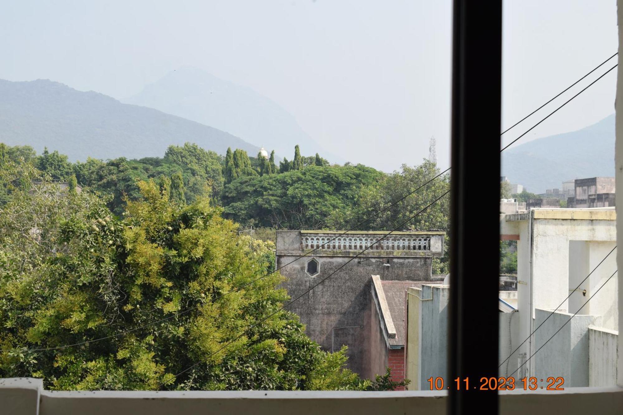 Leela Bizotel Junagadh Exterior foto